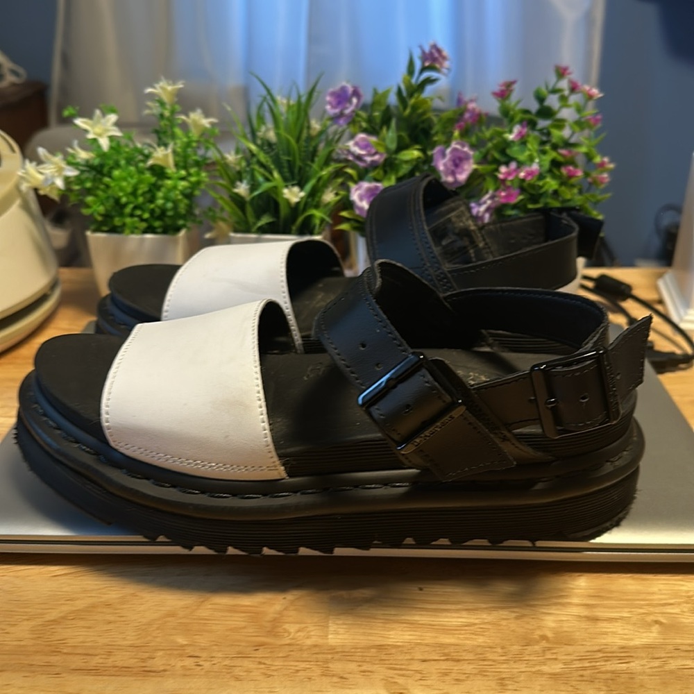 Dr Martens Women’s White & Black Voss Leather Platform Sandals Sz 9 - Picture 3 of 16